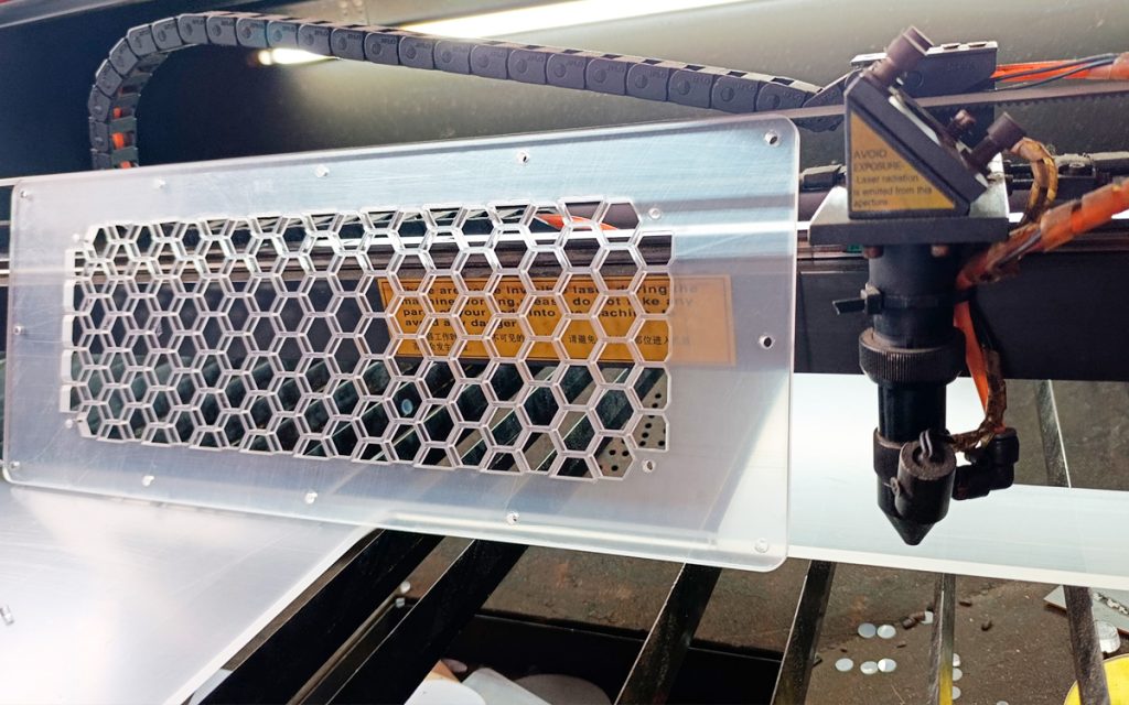Acrilico 5mm transparente cortado por maquina laser co2 con diseño