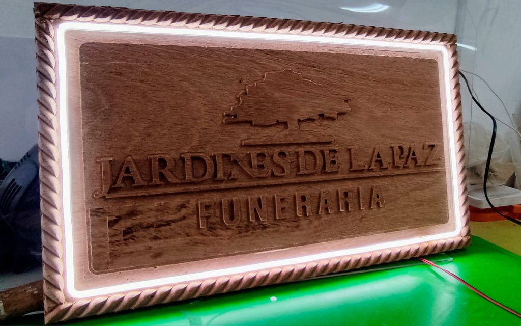 Mdera con texto grabado en router cnc en alto relieve iluminado con neon led alrededor en lima