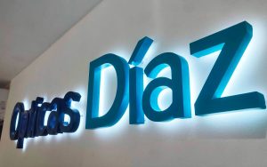 Logotipo en alimunio pintado con iluminación LED interna
