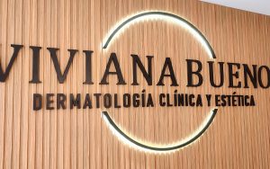 Letras en alto relieve y aro retroiluminado sobre wall panel con luz LED
